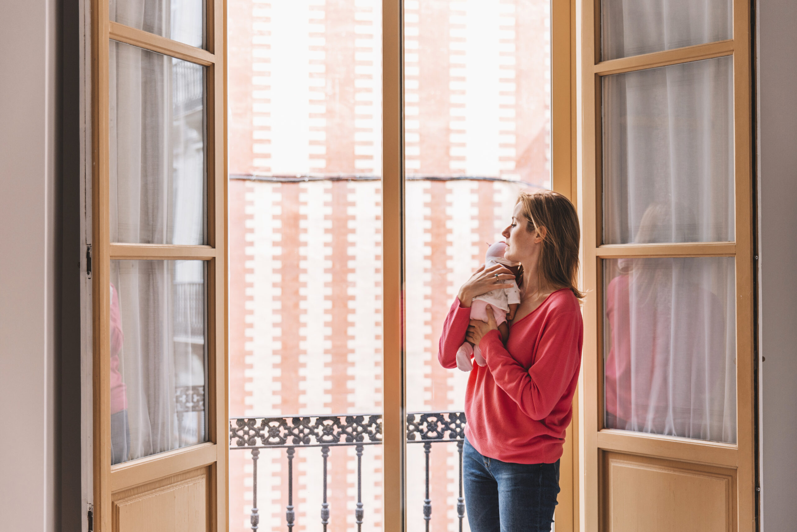La ventilación natural es clave para mantener un hogar fresco y eficiente.