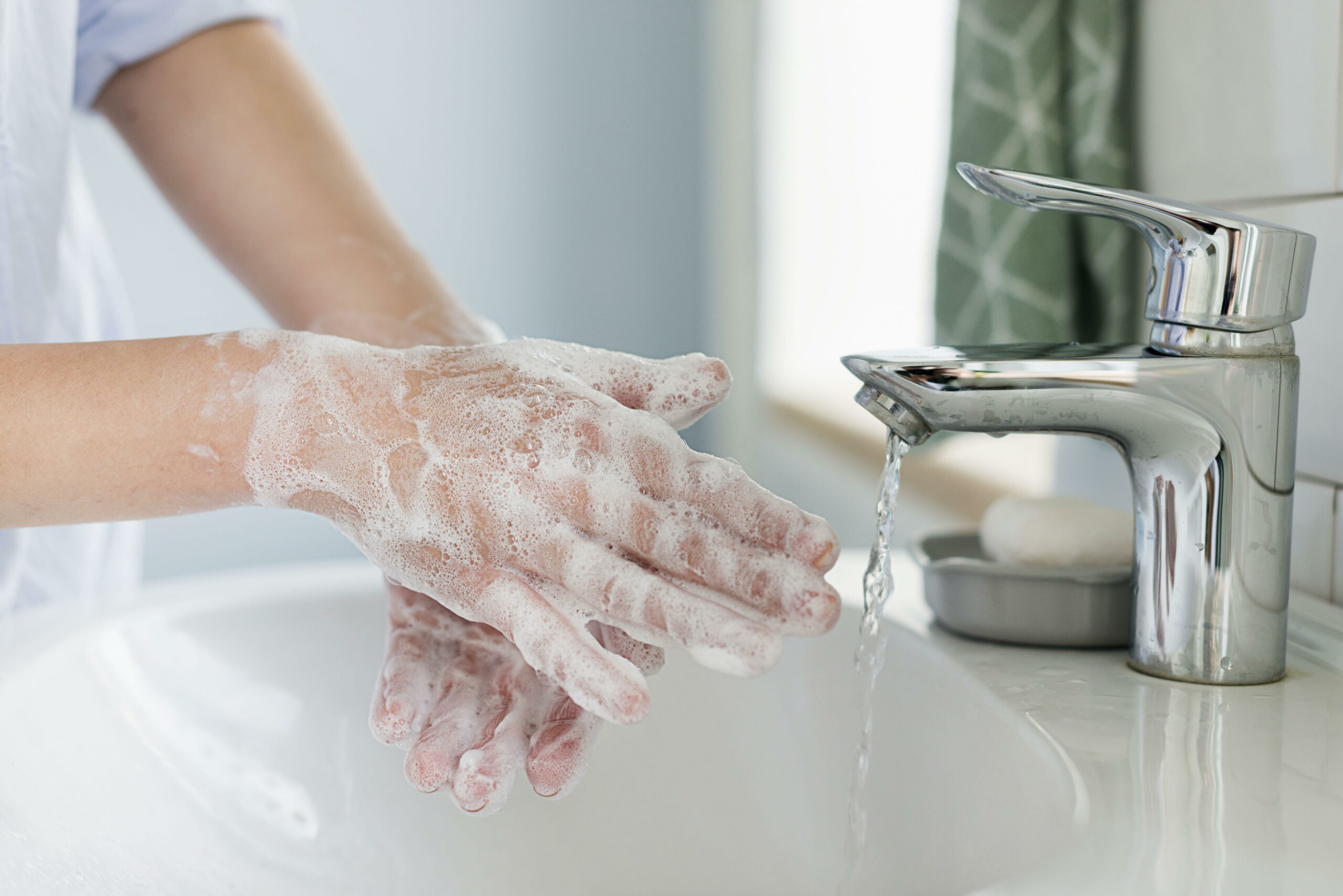No subestimes el poder de una buena higiene de manos. Lávate regularmente con agua y jabón para protegerte y proteger a los demás. 
